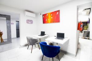 TV a/nebo společenská místnost v ubytování Hotel Sirari By Regina