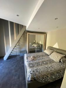 Posteľ alebo postele v izbe v ubytovaní cascina serra beb camera BIELMONTE