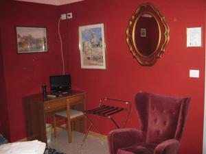 ein Zimmer mit einem Schreibtisch, einem Stuhl und einem Spiegel in der Unterkunft Hotel Ferraro in Rom