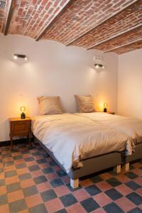 a bedroom with a large bed in a room at Open Source à l'entrée du Circuit! in Stavelot