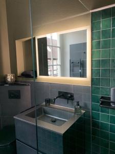La salle de bains est pourvue d'un lavabo et d'un miroir. dans l'établissement Redlinburg I, à Quedlinbourg