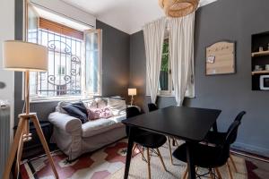sala de estar con sofá y mesa en The Nice Place “La Casetta”, en Turín