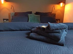 ein Bett mit einem Stapel Handtücher darauf in der Unterkunft Redlinburg I in Quedlinburg
