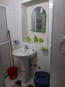 een badkamer met een wastafel en een spiegel bij Ground Floor 2 Bedroom Apartment - City Centre Location - Optic Fibre Wifi in Tanger