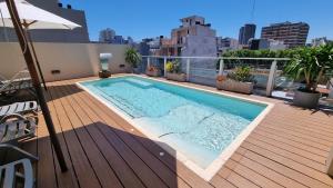 una piscina en la azotea de un edificio en Fierro Hotel Buenos Aires en Buenos Aires