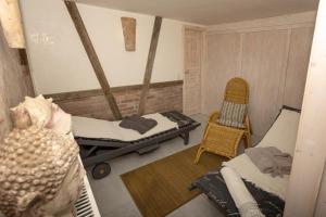 Tempat tidur dalam kamar di Ferienwohnung Burgblick im Neuffener Tal mit Sauna und Wallbox