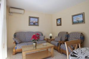 ein Wohnzimmer mit 2 Sofas und einem Tisch in der Unterkunft Apartment - 2 Bedrooms with WiFi and Sea views - 01679 in Málaga