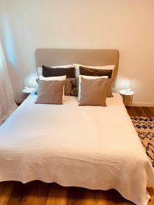 Uma cama ou camas num quarto em An der Uni Klinik Homburg, Neueröffnung Exklusiv neu renoviertes Apartment mit Küche und Badezimmer