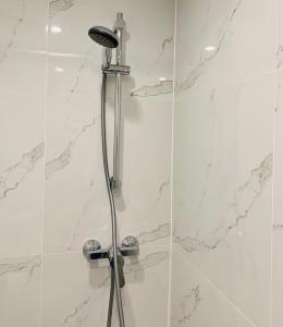 a shower in a bathroom with white marble at An der Uni Klinik Homburg, Neueröffnung Exklusiv neu renoviertes Apartment mit Küche und Badezimmer in Homburg