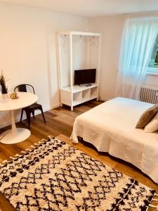 Una cama o camas en una habitación de An der Uni Klinik Homburg, Neueröffnung Exklusiv neu renoviertes Apartment mit Küche und Badezimmer