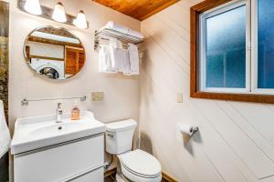 Bilik mandi di Blue Sea Oceanfront Cottage +18 gambar