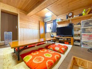 een kamer met een tafel en een bank in een kamer bij Fukouji - Vacation STAY 07341v in Numata