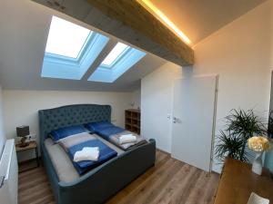 een slaapkamer met een bed en een dakraam bij Living8-Appartements in Bad Ischl