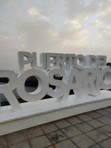 una gran señal metálica que vuelve a ser superagentaza en Casa Alba 1, en Puerto del Rosario