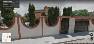 ein Abbild eines Hauses mit einem Zaun und Bäumen in der Unterkunft Casa alebrijes in San Agustin de las Juntas