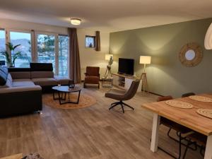 Μια τηλεόραση ή/και κέντρο ψυχαγωγίας στο Beach Apartment By The Sea