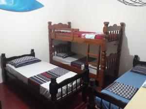 Cette chambre comprend 2 lits superposés. dans l'établissement Guarujá A Casa do O Tio, à Guarujá