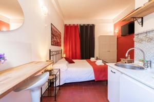 フィレンツェにあるFirenze Rentals Uffiziのベッドとシンク付きのホテルルーム