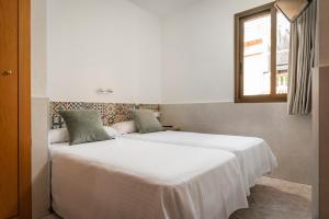 מיטה או מיטות בחדר ב-Hostal Baler