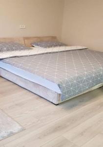 2 Betten in einem Zimmer mit Holzboden in der Unterkunft "Vingio"-Apartment in Klaipėda
