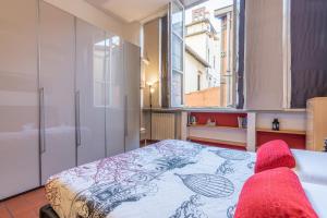 un dormitorio con una cama y una ventana en Firenze Rentals Suite Oche, en Florencia