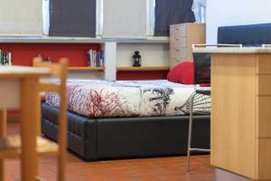een bed in een kamer met een laptop erop bij Firenze Rentals Suite Oche in Florence