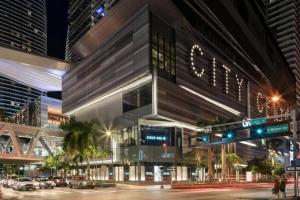 Miami & Skyline View at Stunning apt in Brickell