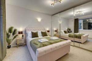 um quarto com 2 camas e um espelho em Kist Accommodates - Stylish Headingley Apartment - Parking - 500 mps WIFI em Meanwood