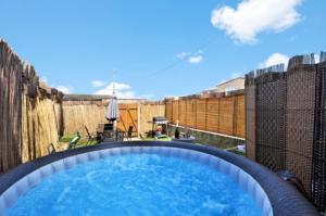 een groot zwembad op een patio bij The Spacious Gem House Kent with Parking in Gillingham