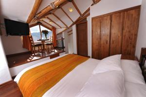 Un ou plusieurs lits dans un hébergement de l'établissement Casa San Blas Cusco Exquisite By Xima