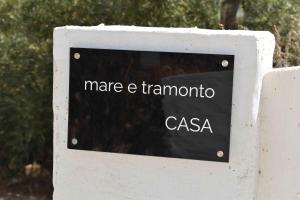 uma placa que diz marquez tramonto casa em CASA MARE e TRAMONTO em Monte Marzeddu