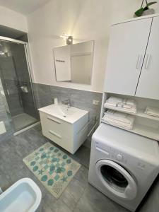 パラーウにあるCasa Lucaのバスルーム(洗濯機、シンク付)