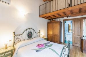 - une chambre dotée d'un lit blanc avec une fleur dans l'établissement Firenze Rentals Mini Suite Corso, à Florence 13 autres photos
