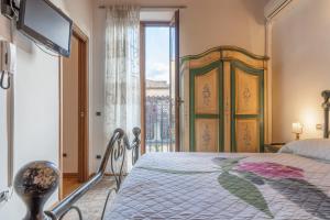une chambre avec un lit et une porte coulissante en verre dans l'établissement Firenze Rentals Mini Suite Corso, à Florence