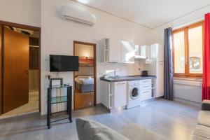 a kitchen with a washer and dryer in a room at Firenze Rentals Ponte Vecchio Flat in Florence