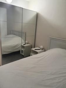 Ένα ή περισσότερα κρεβάτια σε δωμάτιο στο Appartement 2 chambres, proximité plage, commerces et centre ville