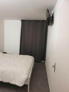 Ένα ή περισσότερα κρεβάτια σε δωμάτιο στο Appartement 2 chambres, proximité plage, commerces et centre ville +4 φωτογραφίες