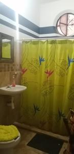 uma casa de banho com uma cortina de chuveiro com pássaros em Barranca12 em Guanajuato