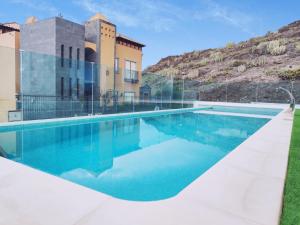 a swimming pool in front of a building at Elegante y moderna Villa Miami in Adeje