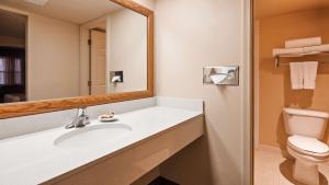 Ванная комната в Best Western Plus King's Inn and Suites
