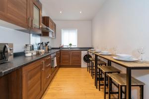Een keuken of kitchenette bij Three bedroom apartment- One Choice Stays Serviced accommodation- Jewellery Quarter