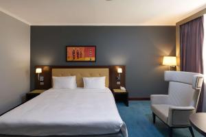 Radisson Hotel Astana tesisinde bir odada yatak veya yataklar