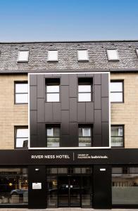 River Ness Hotel, a member of Radisson Individuals في إينفيرنيس: مبنى أمامه نهر ميس