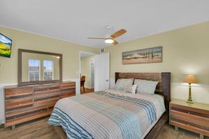 Cama ou camas em um quarto em Jamaica Beach Home with Wraparound Beach-View Deck