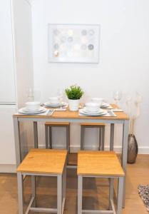 Absolute Stays at The Ziggurat - Close to London - Near Luton Airport - St Albans Abbey Train station - St Albans Cathedral - Harry Potter World - Free WiFi - Contractors - Corporate