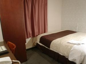 Postel nebo postele na pokoji v ubytování Hamamatsu Station Hotel