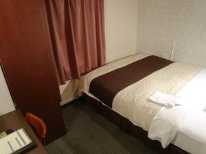 Postel nebo postele na pokoji v ubytování Hamamatsu Station Hotel
