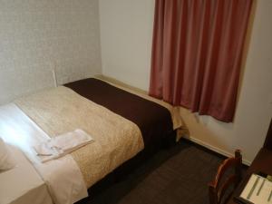 Postel nebo postele na pokoji v ubytování Hamamatsu Station Hotel
