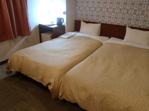 Postel nebo postele na pokoji v ubytování Hamamatsu Station Hotel