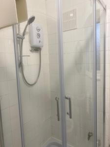 una doccia con porta in vetro in bagno di Smith House a Scunthorpe